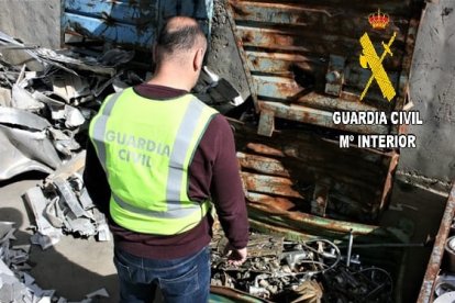 Una imagen de los trabajos de la Guardia Civil en la investigación. E.M.