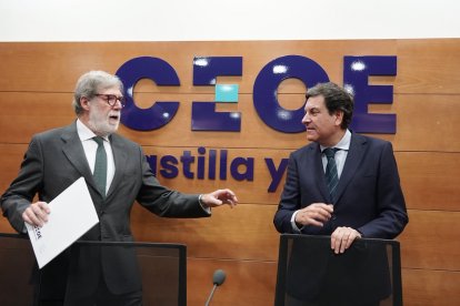 Santiago Aparicio y el consejero Carlos Fernández Carriedo, en una acto este lunes en Valladolid.-ICAL