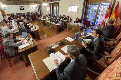 Pleno de la Diputación de Valladolid celebrado este viernes en el Palacio de Pimentel. D. V.