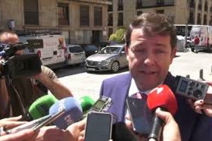 Pide perdón. El presidente de la Junta, Alfonso Fernández Mañueco, se disculpa ante las organizaciones de discapacidad y ante las personas que hayan podido sentir molestas por las palabras del vicepresidente de la Junta, Juan García-Gallardo, a la procuradora del PSOE con discapacidad, Noelia Frutos. -E. M.