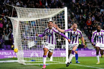 Salazar, Torres y Boyomo celebran el gol del primero.