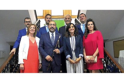 El equipo de Gobierno de Tordesillas tras el Pleno de investidura. De izquierda a derecha Miguel Angel Posada, Verónica Gil, Jesús Carro, Miguel Ángel Oliveira, José Luis Rojo, Zulema San José, Javier González Vega y Susana Santiago.-EL MUNDO