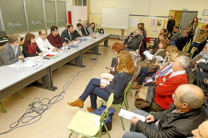 Asamblea de vecinos del barrio Buenos Aires en el instituto Galileo.-J.M.LOSTAU