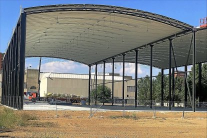 Vista parcial de la cubierta instalada en la parcela colindante al polideportivo Pisuerga.- E. M.