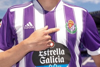 Un aficionado señala el escudo del Real Valladolid en la camiseta. / RV