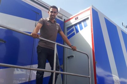 Alberto Contador, en el autobús de Eurosport, en la zona de meta de La Covatilla, el pasado domingo, en la Vuelta.-SERGI LÓPEZ-EGEA