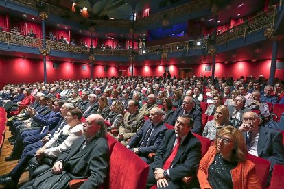 Destacados miembros de la vida política y social de Valladolid ayer, en el Teatro Zorrilla, durante la gala del Día de la Provincia organizada por la Diputación.-ICAL