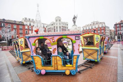 El tren navideño instalado en la Plaza Mayor-P. REQUEJO