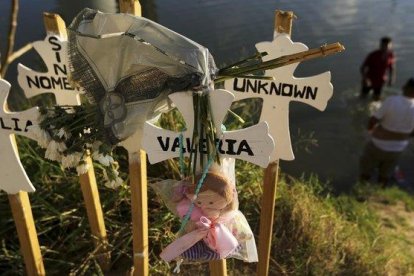 Unas cruces en la orilla del Río Grande a su paso por la ciudad mexicana de Matamoros recuerdas a las personas muertas en su intento por llegar a Estados Unidos.-AP / FERNANDO LLANO