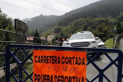 Carretera cortada en Muxika, donde ha tenido lugar el accidente.-EFE