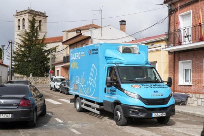 Llegada del cajero móvil a Cogeces de Íscar (Valladolid). -J.M. LOSTAU