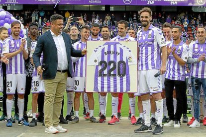 Ronaldo y Borja sostienen la camiseta con el número de partidos jugados por éste de blanquivioleta.-J. M. LOSTAU