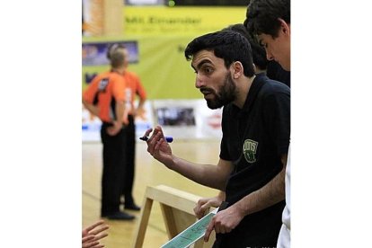 Fernando Gómez dando instrucciones a los jugadores en su anterior club, Dornbirn Lions. Walter Zaponig-