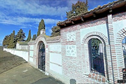 Fachada y puerta principal del cementerio de Olmedo, a las afueras del casco urbano en dirección norte.-GLG SW