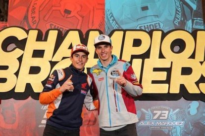 Marc y Àlex Márquez, los Champions Brothers, en el inicio de la rúa de hoy en Cervera (Lérida).-ALEJANDRO CERESUELA