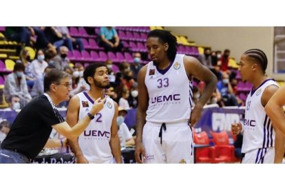 Roberto da instrucciones a Pippen, Pantzar y Wintering. / J. M. LOSTAU