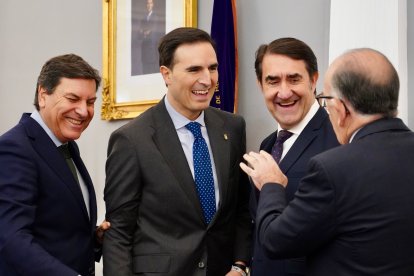 Carlos Fernández Carriedo, Guzmán Gómez y Juan Carlos Suárez-Quiñones, en la firma del convenio de ampliación y consolidación del polígono de Medina del Campo en Valladolid.-ICAL.