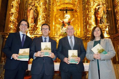 El alcalde de Valladolid, Jesús Julio Carnero, y Javier Burrieza, historiador y profesor titular de Historia Moderna de la Universidad de Valladolid, durante la presentación del libro que narra la historia de la Cofradía de la Vera Cruz. -ICAL