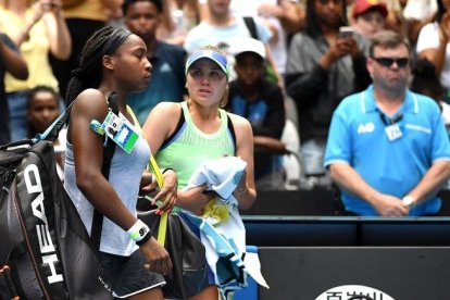 Coco Gauff, tras perder con Sofia Kenin (derecha).-AFP / JOHN DONEGAN