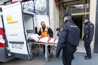 Miembros del servicio forense retiran uno de los dos cuerpos tras el doble asesinato.- PHOTOGENIC