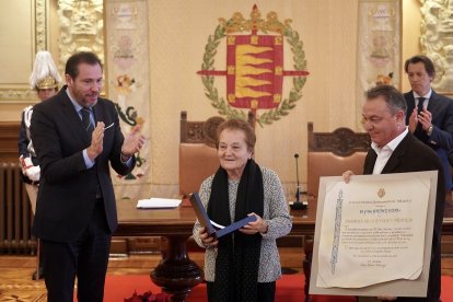 La viuda de Jiménez Lozano y su hijo recogen la distinción de manos de Puente. E. M.
