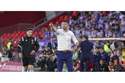 Pezzolano da instrucciones a pie de campo en un partido de la pasada campaña antes de ser sancionado. / LALIGA