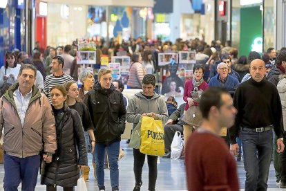 Clientes en galerías comerciales de una gran superficie de Arroyo en enero de este año.-P. REQUEJO