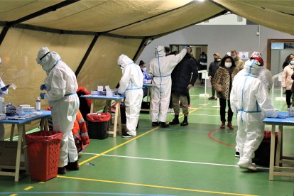 Personal sanitario realizando pruebas de cribado en el Campus de Vegazana en enero de 2021. -E.M.