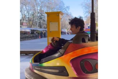 Blas Polidori, de 'La Sociedad de la Nieve', en los coches de choque en Valladolid. -ALFONSINA CARROCCIO