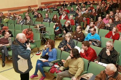 La Asociación Parados en Movimiento celebra una asamblea en el Centro Cívico Delicias-J.M.Lostau