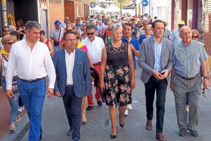 En el centro de la imagen Alfonso Romo, Adela Cabezas y Conrado Íscar en la inauguración de la XIX Convivencia de Asociaciones de Mayores, ayer.-E. M.