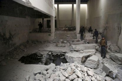 Imágenes del interior del Museo de Mosul destrozado por los yihadistas.-KHALID MOHAMMED / AP