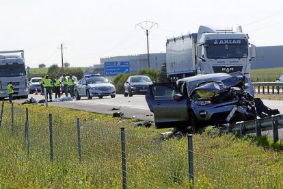 En primer término el vehículo del ahora absuelto y detrás el cuerpo del guardia civil.-J. M. LOSTAU