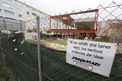 Un cartel en la valla que rodea las obras paradas del futuro centro de la Seguridad Social en Rondilla. PHOTOGENIC