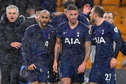 Jose Mourinho celebra alborozado con sus jugadores el triunfo del Tottenham en el campo del Wolverhampton.-AFP