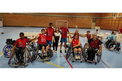 Plantilla del Zuzenak, campeón del torneo en Valladolid. / E. M.