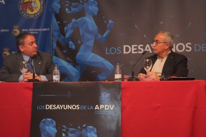 Alejandro Blanco junto al periodista Iñigo torres en pleno debate. / M. G. E.