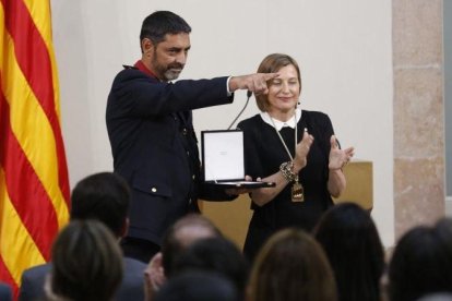 El major de los Mossos, Josep Lluís Trapero, y la presidenta del Parlament, Carme Forcadell, durante el acto de entrega de la medalla de honor.-ALBERT BERTRAN