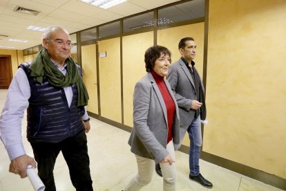 Evelio Angulo, Mercedes Martín y Vicente Andrés tras el encuentro para pedir la creación de la Mesa por un Futuro para León.-ICAL