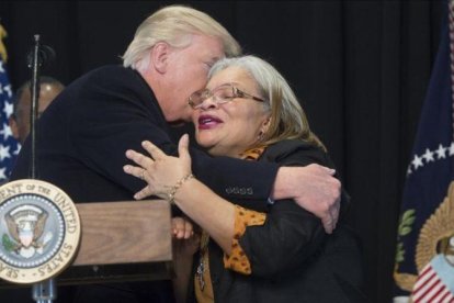 Donald Trump y Alveda King tras la visita al Museo Nacional de Historia y Cultura Afroamericana.-SAUL LOEB