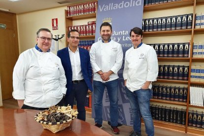 El delegado territorial de la Junta, Augusto Cobos, en la presentación de ‘Buscasetas 2019’ junto a varios chefs.-E. M.