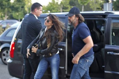Penélope Cruz y Javier Bardem, a su llegada al tanatorio de Tres Cantos (Madrid), este jueves, donde se instaló la capilla ardiente por Eduardo Cruz, el padre de la actriz.-Foto: KLA / ©GTRESONLINE