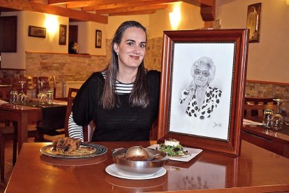 Susana Gutiérrez-Barquín, junto a un retrato de su abuela Amparo, en el comedor del restaurante.-ARGICOMUNICACIÓN