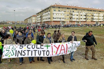 Cientos de padres y madres en el solar donde se edificará el quinto colegio de Arroyo de la Encomienda-J.M.Lostau