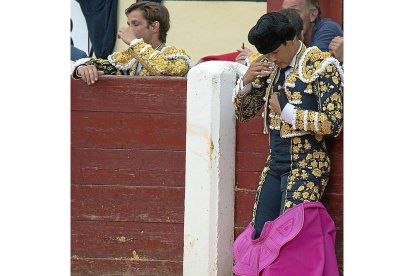 Manzanares se dispone a la lidia y a su lado El Juli tras terminar su faena.-JOSÉ SALVADOR