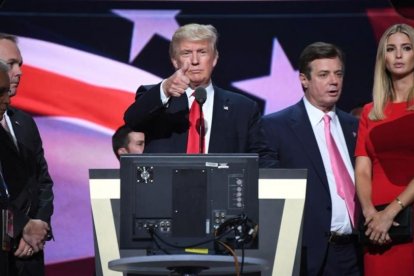 Trump realiza una prueba de sonido en el último día de la Convención republicana, en Cleveland, este jueves.-AFP / JIM WATSON