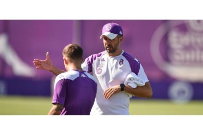 Paulo Pezzolano da indicaciones a Garriel en un entrenamiento. / I. SOLA / RV