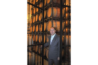 Carlos Moro, fundador y presidente de Matarromera, a las puertas de la sala de barricas de la bodega de Valbuena (Valladolid).-