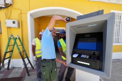 Instalación de los cajeros en Valdestillas, Valladolid. - E.M.