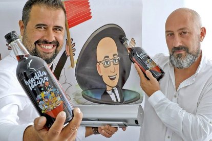 En la imagen Antonio Gayoso (i) y David Rodríguez (d), dos de los tres creadores de este vermut zamorano.-ENRIQUE CARRASCAL